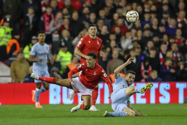 John Mcginn Aston Villa Fauluje Brennan Johnson Nottingham Forest Otrzymuje — Zdjęcie stockowe