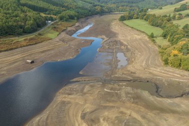 Ladybower Rezervuarı altındaki Boğulan Köyler uzun bir kuraklık yazından sonra açığa çıktı. Birleşik Krallık genelinde hortum yasakları hâlâ yürürlükte; Ladybower Rezervuarı, Bamford, İngiltere, 11 Ekim 202