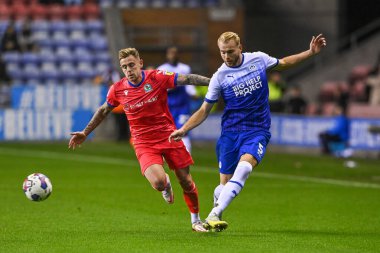 Wigan Atletizm takımından Jack Whatmough 11 Ekim 202 'de Wigan Atletizm Şampiyonası' nda Blackburn Rovers 'a karşı oynanan Wigan maçında topu temizliyor.
