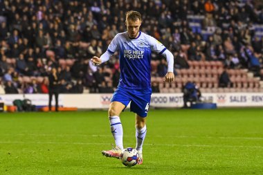 Wigan Atletizm Şampiyonası 'nda Wigan Atletizm' den Tom Naylor # 4, Wigan Atletizm Şampiyonası 'na karşı Wigan Atletizm Şampiyonası maçı, Wigan Stadyumu, Wigan, İngiltere, 11 Ekim 202