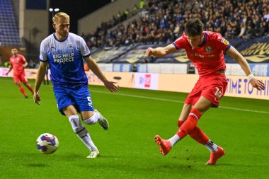 Blackburn Rovers 'ın 14 numaralı oyuncusu George Hirst, 11 Ekim 202' de İngiltere 'nin Wigan şehrindeki Wigan Stadyumu' nda oynanan Wigan Atletizm ve Blackburn Rovers maçında topu geçiyor.