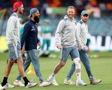 İngiltere 'den Ben Stokes, 12 Ekim 202' de Manuka Oval, Canberra, Avustralya 'da oynanan 3 maçtan 2' si olan Dettol T20I Serisi öncesinde takım arkadaşlarıyla birlikte görüldü.