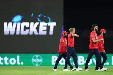 İngiliz Sam Curran, Avustralyalı Glenn Maxwell 'i 3 maçtan 2' si Avustralya 'nın Manuka Oval, Canberra, Avustralya, 12 Ekim 202' de İngiltere 'ye karşı oynadığı detol T20I Serisi maçında görevden aldı.