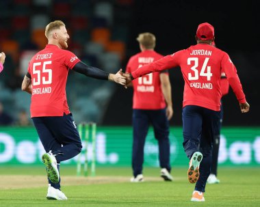 İngiliz Ben Stokes, 12 Ekim 202 'de Avustralya' nın Manuka Oval, Canberra, Avustralya 'da oynanan 3 maçın 2' sinde Avustralyalı Aaron Finch 'i eledi.