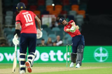 İngiltere 'den Jos Buttler (c), 12 Ekim 202' de Manuka Oval, Canberra, Avustralya 'da oynanan 3 maçın 2' sinde detol T20I Serisi 'nde topa vuruyor.