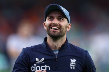 İngiltere 'den Mark Wood, 12 Ekim 202' de Manuka Oval, Canberra, Avustralya 'da oynanan 3 maçtan 2' si Avustralya 'ya karşı oynanan Dettol T20I serisinden önce görüldü.