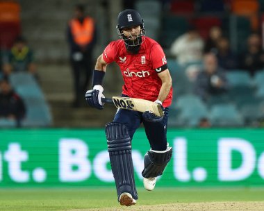 İngiliz Moeen Ali, 12 Ekim 202 'de Manuka Oval, Canberra, Avustralya' da oynanan 3 maçtan 2 'si Avustralya' ya karşı oynanan Dettol T20I Serisi maçında koşuyor.