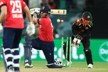 İngiliz Ben Stokes, Avustralya 'nın Manuka Oval, Canberra, Avustralya, 12 Ekim 202' de oynanan 3 maçın 2 'sinde Avustralyalı Adam Zampa' nın rakibi oldu.