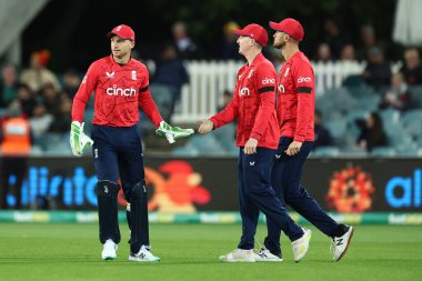 İngiltere 'den Jos Buttler (c), 12 Ekim 202 tarihinde Manuka Oval, Canberra, Avustralya' da oynanan 3 maçın 2 / 2 'sini kutluyor.