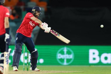 İngiliz David Malan, 12 Ekim 202 'de Avustralya' nın Manuka Oval, Canberra, Avustralya 'da oynanan 3 maçtan 2' sinde Dettol T20I Serisi 'nde şut attı.