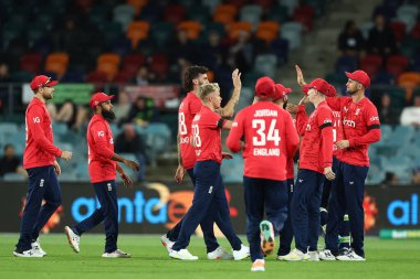 İngiliz Sam Curran, Avustralyalı Glenn Maxwell 'i 3 maçtan 2' si Avustralya 'nın Manuka Oval, Canberra, Avustralya, 12 Ekim 202' de İngiltere 'ye karşı oynadığı detol T20I Serisi maçında görevden aldı.