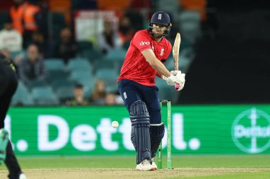 İngiltere 'den David Malan, 12 Ekim 202' de Avustralya 'nın Manuka Oval, Canberra, Avustralya' da oynanan 3 maçtan 2 'sinde Dettol T20I Serisi' ne katılıyor.