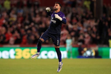 Brentford 'dan David Raya Premier League karşılaşmasında Brentford, Brighton ve Hove Albion' a karşı Brentford Community Stadyumu, Londra, İngiltere 'de 14 Ekim 202' de oynanan açılış golünü kutluyor.