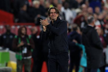 Brentford 'dan Thomas Frank' in yemliği Premier League maçında Brentford, Brighton ve Hove Albion 'a karşı Brentford Community Stadyumu, Londra, İngiltere' de 14 Ekim 202 'de oynanan karşılaşmada taraftarları alkışladı.