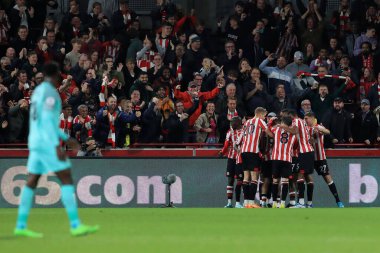 Brentford 'dan Ivan Toney Premier Lig maçında Brentford, Brighton ve Hove Albion' a karşı Brentford Community Stadyumu, Londra, İngiltere 'de 14 Ekim 202' de attığı golü takım arkadaşlarıyla kutluyor.