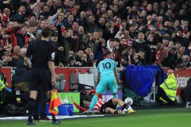 Brentford 'dan Sergi Cans # 7 Premier League karşılaşmasında Brighton & Hove Albion' dan Alexis MacAllister # 9 numara Brentford - Brighton ve Hove Albion tarafından Brentford Community Stadyumu, Londra, Birleşik Krallık 'ta 14 Ekim 2022' de yere serildi.