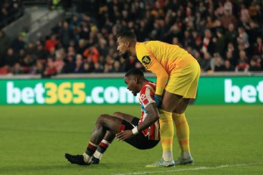 Brighton & Hove Albion 'dan Robert Snchez # 1 Brentford - Brighton ve Hove Albion arasındaki Premier Lig karşılaşmasında Ivan Toney # 17' ye yardım ediyor. Brentford - Brighton ve Hove Albion - Brentford Community Stadyumu, Londra, 14 Ekim 2022