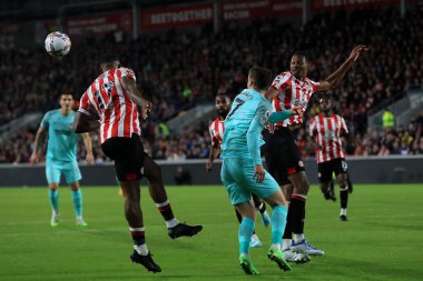Brentford 'dan Ethan Pinnock # 5 Premier League karşılaşmasında Brighton & Hove Albion' un 7 Mart 'ı Solly March' tan Brentford-Brighton ve Hove Albion 'a karşı Brentford Community Stadyumu, Londra, Birleşik Krallık, 14 Ekim 202