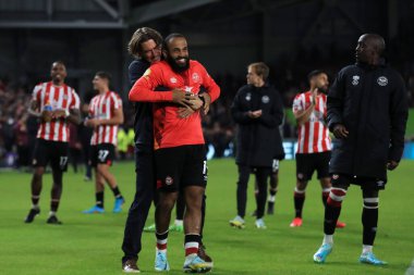 Brentford 'dan Thomas Frank, Brentford # 19 Brentford Premier Lig karşılaşmasında Brentford - Brighton ve Hove Albion maçında Brentford Community Stadyumu, Londra, 14 Ekim 202' de Bryan Mbeumo ile kutlama yapıyor.