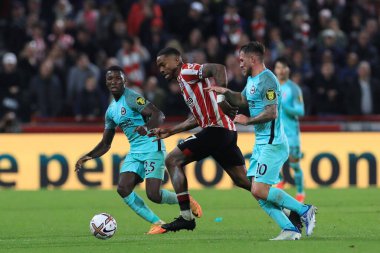 Brentford 17 numaralı Ivan Toney Premier Lig maçında Brentford, Brighton ve Hove Albion 'a karşı Brentford Community Stadyumu, Londra, Birleşik Krallık' ta 14 Ekim 202 'de top sürüyor.