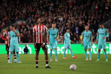 Brentford 17 numaralı Ivan Toney, Brentford-Brighton ve Hove Albion maçında penaltısını almaya hazırlanıyor. Brentford Community Stadyumu, Londra, Birleşik Krallık, 14 Ekim 202