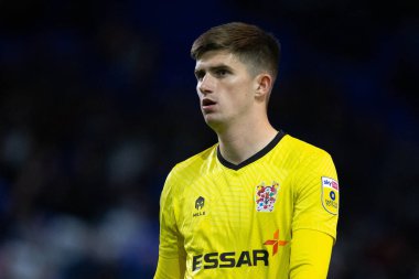 Tranmere Rovers 'ın 1 numaralı oyuncusu Ross Doohan, 14 Ekim 202' de İngiltere, Birkenhead 'deki Prenton Park' ta oynanan Sky Bet 2 karşılaşmasında Tranmere Rovers vs Crewe Alexandra 'ya bakıyor.