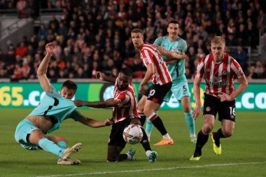 Brighton & Hove Albion takımından Jol Veltman, Brentford - Brighton ve Hove Albion arasındaki Premier Lig maçı sırasında Brentford # 3 numaralı Rico Henry ile birlikte 14 Ekim 2022 'de Brentford Community Stadyumu' nda şut çekti.