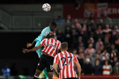 Brighton & Hove Albion 'dan Moiss Caicedo # 25 ve Brentford' dan Frank Onyeka # 15 Premier Lig karşılaşmasında Brentford - Brighton ve Hove Albion Brentford Community Stadyumu, Londra, Birleşik Krallık, 14 Ekim 2022