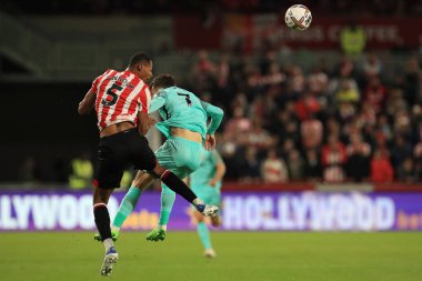 Brentford 'dan Ethan Pinnock # 5 ve Solly March # 7 Brighton & Hove Albion Premier Lig karşılaşmasında Brentford-Brighton ve Hove Albion' a karşı Brentford Community Stadyumu, Londra, Birleşik Krallık, 14 Ekim 202