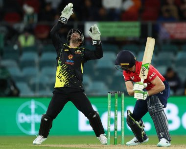 Avustralya 'dan Matthew Wade ve İngiltere' den Jos Buttler (c) 3 Avustralya 'dan 3' üncü Dettol T20I Serisi 'nde Manuka Oval, Canberra, Avustralya, 14 Ekim 202' de İngiltere 'ye karşı