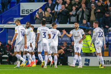 Tranmere Rovers takımının 26 numaralı oyuncusu Dynel Simeu, 14 Ekim 202 'de Birkenhead, İngiltere' deki Prenton Park 'ta oynanan Sky Bet 2 karşılaşmasında 1-0 kazanma hedefini kutluyor.