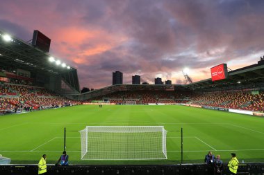 Premier Lig karşılaşması öncesinde Brentford, Brighton ve Hove Albion 'a karşı Brentford Community Stadyumu, Londra, İngiltere' de oynanan 14 Ekim 202 karşılaşmasında stadyumun üzerindeki karanlık gökyüzünün genel görüntüsü.