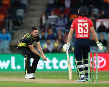 Avustralyalı Josh Hazlewood, Manuka Oval, Canberra, Avustralya 'da 14 Ekim 202' de oynanan 3 Avustralya 'nın 3.