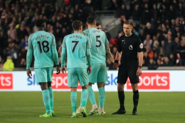 Hakem, Michael Salisbury Premier Lig maçında Brentford, Brighton ve Hove Albion 'a karşı Brentford Community Stadyumu' nda verdiği kararı Brighton & Hove Albion oyuncularına açıklıyor.