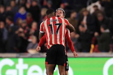 Brentford 'dan Sergi Cans # 7 ve Ivan Toney # 17 Brentford Premier Lig karşılaşmasında Brentford - Brighton ve Hove Albion Brentford Community Stadyumu, Londra, 14 Ekim 2022