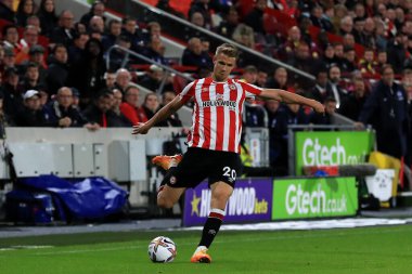 Brentford 'dan Kristoffer Ajer # 20 Premier League maçında Brentford - Brighton ve Hove Albion - Brentford Community Stadyumu, Londra, Birleşik Krallık, 14 Ekim 202