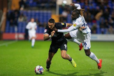 Crewe Alexandra 'nın 9 numarası Courtney Baker-Richardson, Tranmere League 2 karşılaşmasında Tranmere Rovers' ın Crewe Alexandra 'ya karşı oynadığı 14 Ekim 202' de Dynel Simeu # 26 Tranmere Rovers tarafından kaçırıldı.