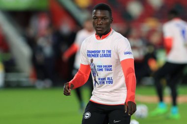 Brighton & Hove Albion takımından Moiss Caicedo, Premier Lig karşılaşmasında Brentford-Brighton ve Hove Albion 'a karşı 14 Ekim 2022' de Londra 'daki Brentford Community Stadyumu' nda oynanan karşılaşmada ısınma öncesi görüldü.