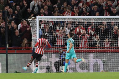 Brentford 'dan Yoane Wissa # 11 Brentford Premier Lig maçı Brentford-Brighton ve Hove Albion maçlarında Brentford Community Stadyumu, Londra, İngiltere' de 14 Ekim 202 'de oynanan Brentford # 17 Brentford maçını izliyor.