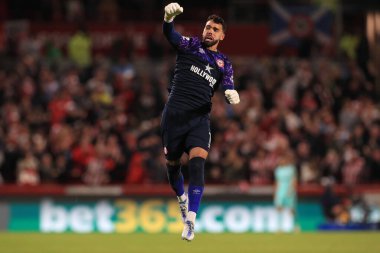 Brentford 'dan David Raya # 1 Brentford Premier Lig maçı Brentford - Brighton ve Hove Albion maçında Ivan Toney' in golünü 14 Ekim 202 'de Londra' daki Brentford Community Stadyumu 'nda kutluyor.