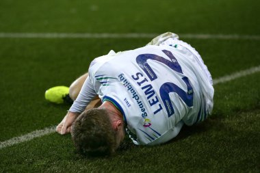 Tranmere Rovers 'ın 22 numaralı oyuncusu Paul Lewis, 14 Ekim 202' de İngiltere, Birkenhead 'deki Prenton Park' ta oynanan Sky Bet 2 karşılaşmasında yere serildi.
