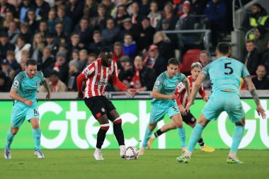 Brentford # 10 numaralı Josh Dasilva Premier Lig karşılaşmasında Brentford - Brighton ve Hove Albion - Brentford Community Stadyumu, Londra, Birleşik Krallık, 14 Ekim 202