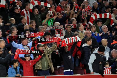 Brentford taraftarları Premier League maçında Brentford, Brighton ve Hove Albion 'a karşı Brentford Community Stadyumu' nda 14 Ekim 2022 'de oynanacak maçtan önce 