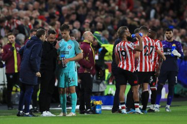 Brighton & Hove Albion 'dan Jol Veltman, Premier Lig karşılaşması sırasında Brighton & Hove Albion teknik direktörü Roberto De Zerbi' den Brentford-Brighton ve Hove Albion 'a karşı Brentford Community Stadyumu, Londra, Birleşik Krallık, 14.