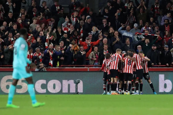 Mål Ivan Toney Brentford Firar Med Lagkamrater Efter Poäng Premier — Stockfoto