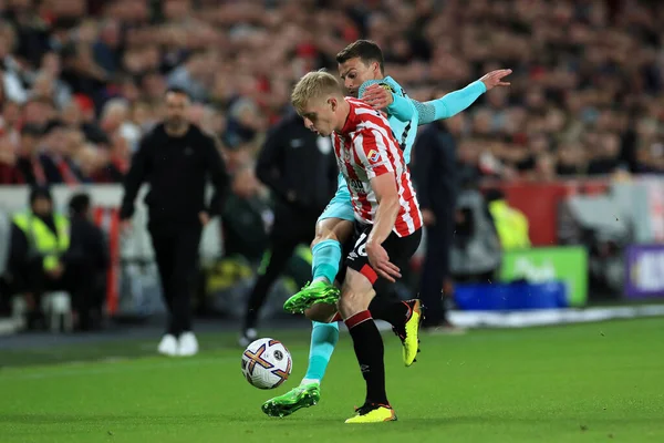 Brighton & Hove Albion 'dan Sally Mart # 7 Brentford - Brighton ve Hove Albion Premier Lig karşılaşmasında Ben Mee # 16 Brentford - Brighton ve Hove Albion - Brentford Community Stadyumu, Londra, Birleşik Krallık, 14 Ekim 202