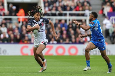 İngiliz Dom Young, Rugby Ligi Dünya Kupası 2021 'de St.James' s Park, Newcastle, İngiltere 'de İngiltere ile Samoa maçında ara verdi.