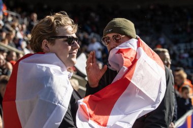 İngiltere taraftarları Rugby Ligi Dünya Kupası 2021 'de rüzgarda dalgalanan bir bayrak ile İngiltere ile Samoa maçını St. James' s Park, Newcastle, İngiltere, 15 Ekim 202 'de izlediler.