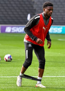 Plymouth Argyle tam geri Bali Mumba (17) 15 Ekim 202 'de İngiltere' de MK Dons - Plymouth Argyle maçında ısınıyor.