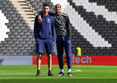 Plymouth Argyle orta saha oyuncusu Finn Azaz (18) ve Plymouth Argyle defans oyuncusu Nigel Lonwijk (21), 15 Ekim 202 tarihinde stadyumda oynanan Sky Bet 1 karşılaşmasında sahada MK Dons ve Plymouth Argyle maçını denetlediler: mk, Milton Keynes, İngiltere